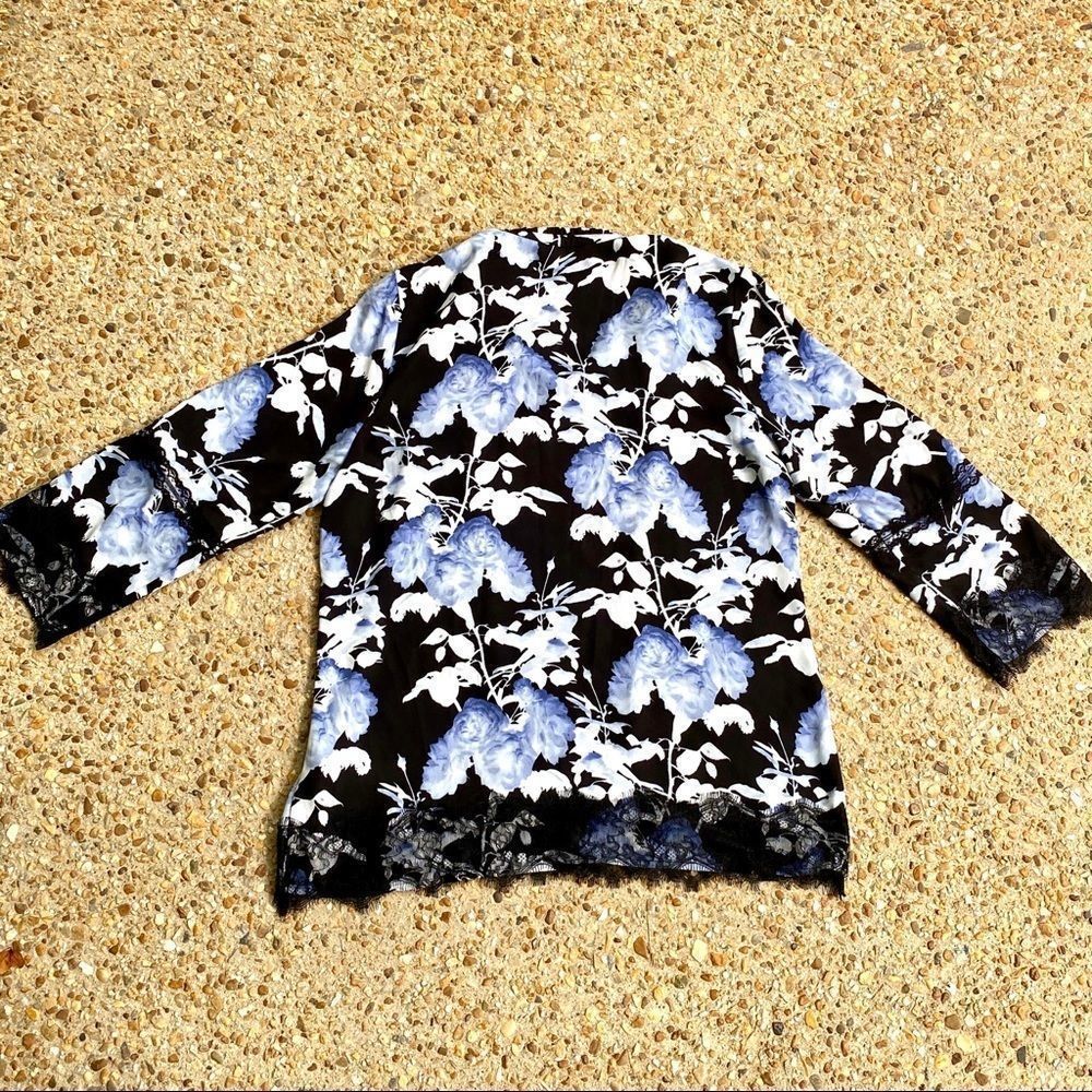 Like New Karl Lagerfeld Paris Floral Lace Boho Blouse Size M - Picture 9 of 9